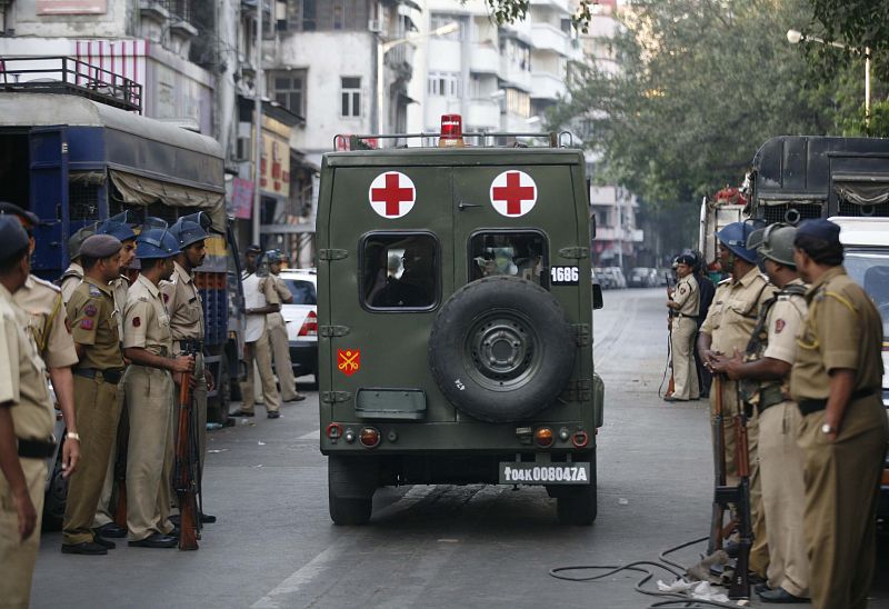 Una ambulancia del ejercito es conducida cerca de un centro judío de Bombai
