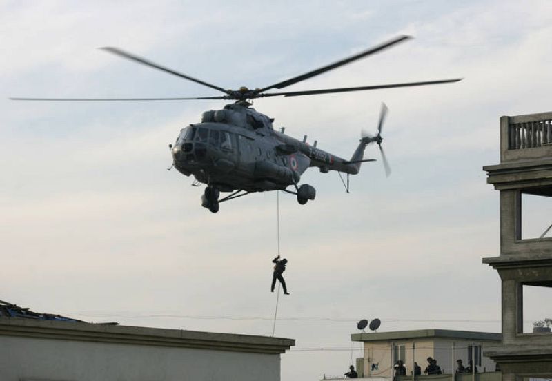 Comandos indios descienden en rappel desde un helicóptero a la azotea de Casa Nariman en Bombai