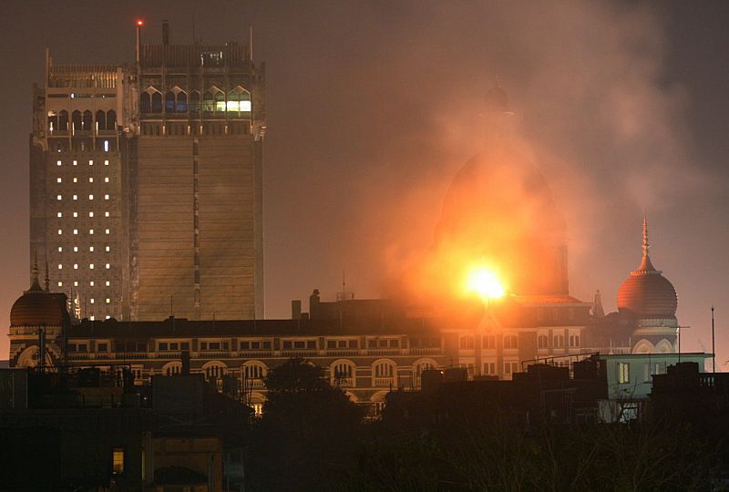 Llamas y humo salen del Hotel Taj, en Bombai