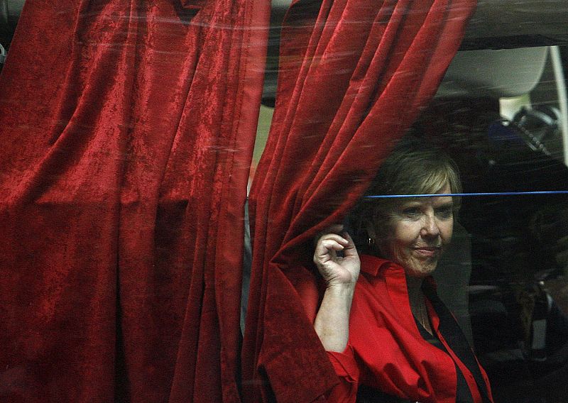 Una mujer mira por la ventana de un autobús después de haber sido evacuada del Hotel Oberoi, en el que se alojaba.