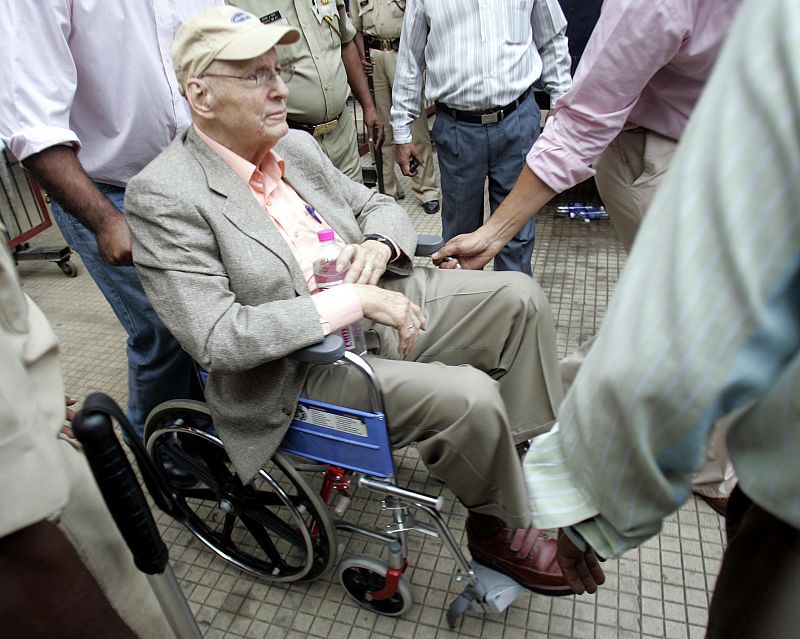 Un hombre en silla de ruedas es evacuado del hotel Oberoi