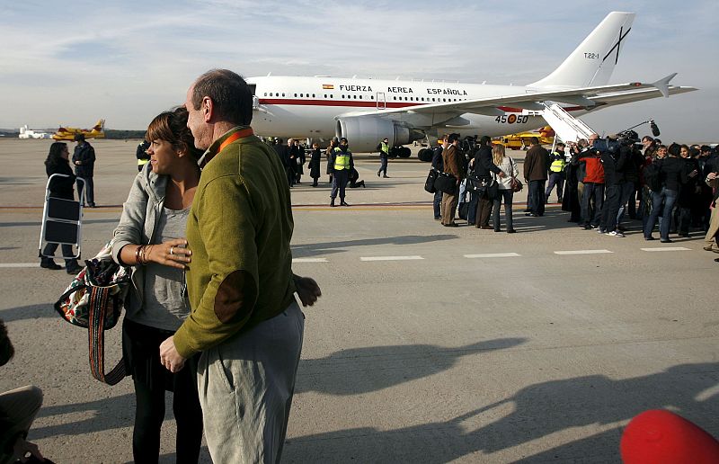 LLEGA A MADRID EL AVIÓN CON LOS 56 ESPAÑOLES EVACUADOS DE BOMBAY