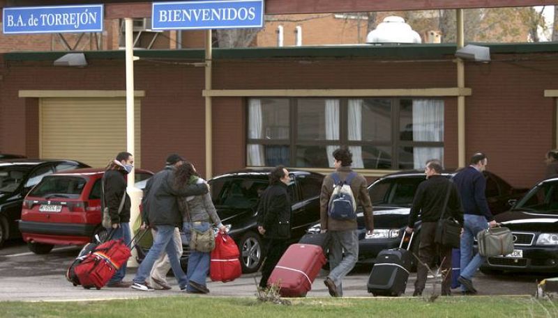 LLEGA A MADRID EL AVIÓN CON EL ÚLTIMO GRUPO DE ESPAÑOLES EVACUADOS DE INDIA
