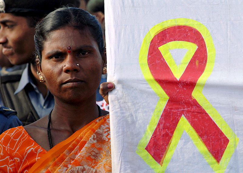 Una activista india participa en una marcha de concienciación sobre el VIH/Sida, en Bangalore (India).