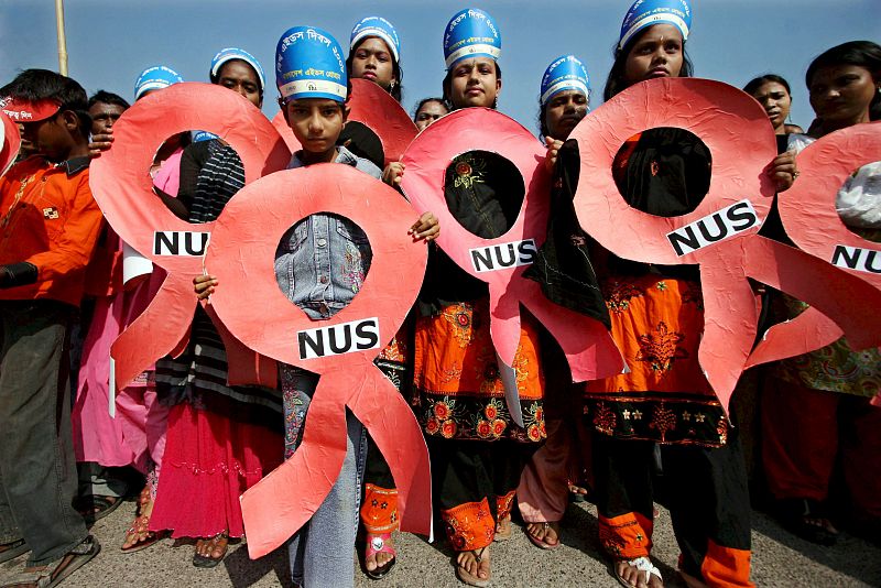 Ciudadanos bengalíes asisten a una manifestación para celebrar el Día Mundial del Sida en Agargaon, Daka, Bangladesh.