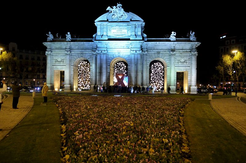 La Puerta de Alcalá recuerda a las víctimas del sida con motivo de la celebración, el 1 de diciembre, del Día Mundial del Sida.