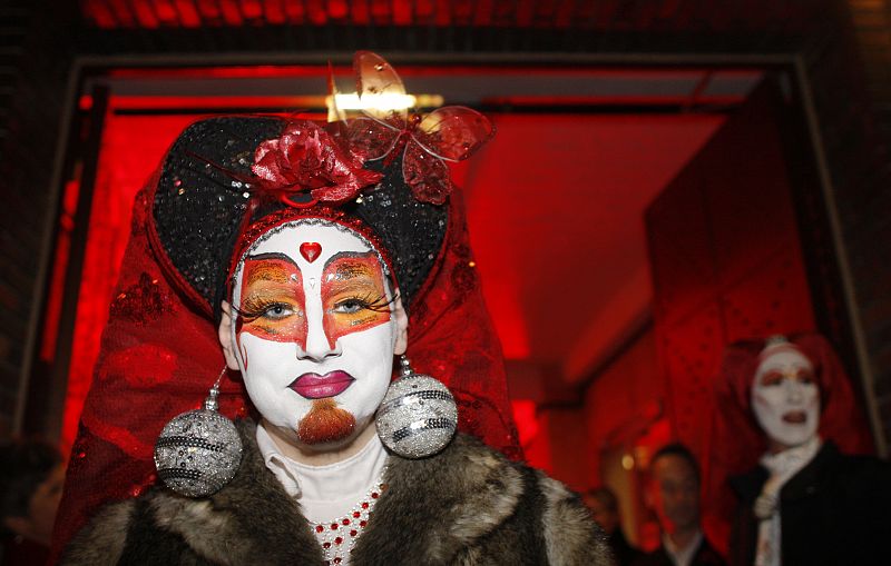 Una 'drag queen' posa en Berlín en la recepción de la Asociación Alemana contra el Sida.