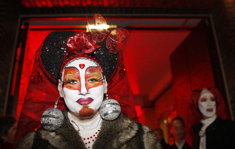 Una 'drag queen' posa en Berlín en la recepción de la Asociación Alemana contra el Sida.
