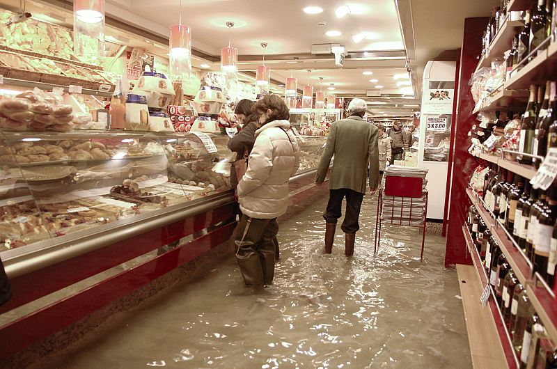 Varios clientes dentro de una pastelería inundada