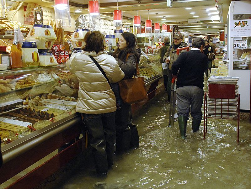 Clientes en una pastelería de Venecia inundada