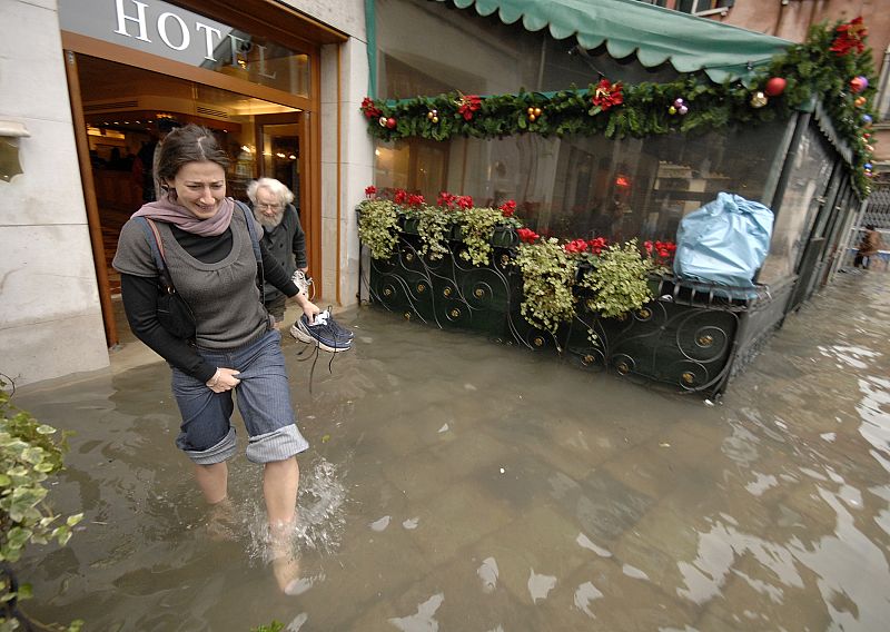 Los turistas abandonan un hotel veneciano inundado por las aguas