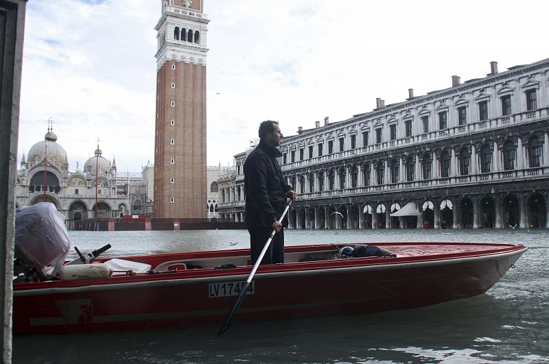 Un bote navegando en la plaza de San Marcos