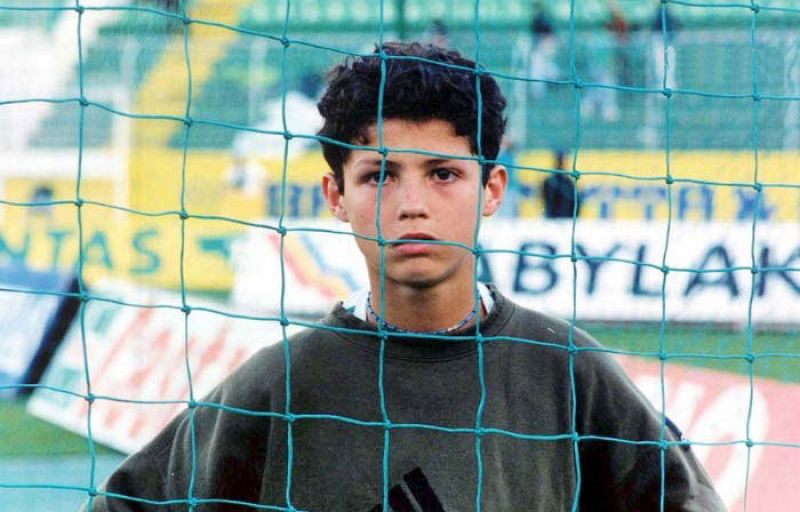 Desde muy pequeño Cristiano Ronaldo mostró su devoción por el fútbol, que comenzó practicando en clubes de su ciudad.