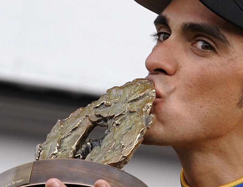 Con su triunfo en la Vuelta, se convirtió en el primer ciclista español en conseguir las tres grandes vueltas ciclistas del mundo, el Tour de Francia '07, el Giro de Italia '08 y Vuelta a España '08.