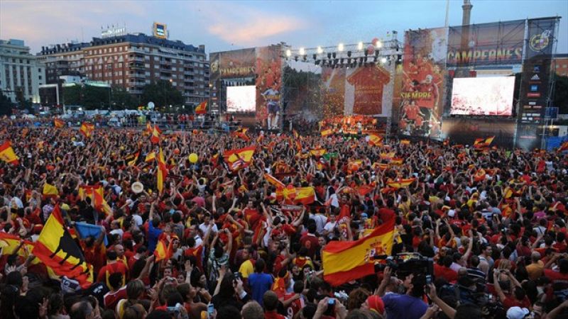 Miles de aficionados se dieron cita en la madrileña plaza 'roja' de Colón.