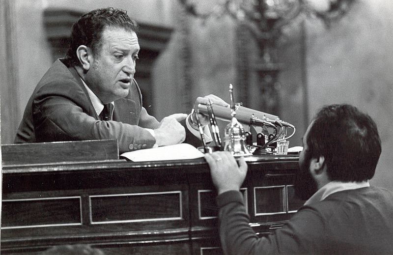 Fernando Álvarez de Miranda, presidente del Congreso, durante el debate de la Constitución