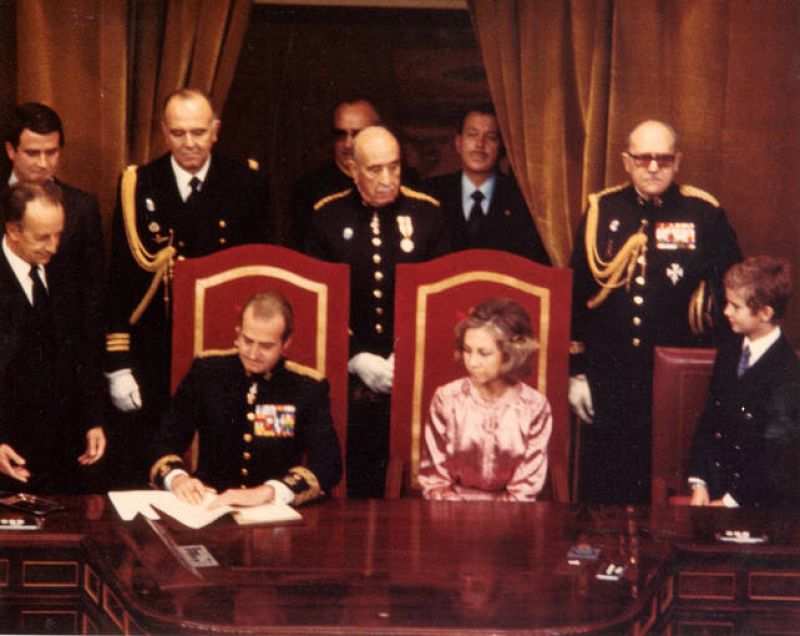 Don Juan Carlos sanciona la Constitución en el Congreso.