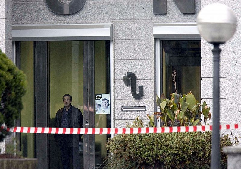 Un trabajador de la constructora Altuna y Uría en la puerta de dicha empresa