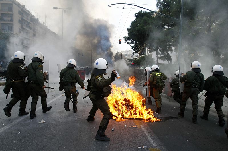 Continúan los altercados en la segunda jornada de violencia en la s calles de Grecia. Tras la muerte de un menor a manos de un policía, miles de personas se lanzaron a las calles y comenzó una batalla campal con los antidisturbios. En la foto un poli