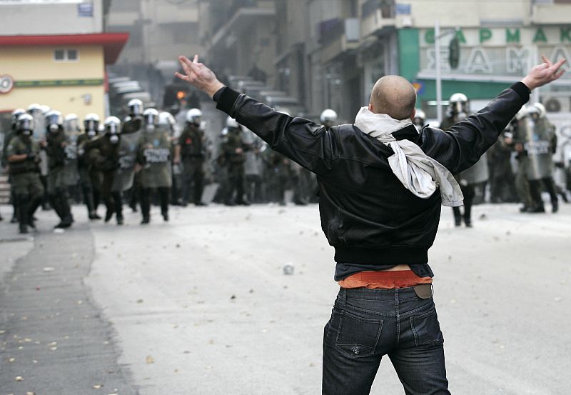 Miles de personas se enfrentan a la policía en las calles de varias ciudades en Grecia, principalmente Atenas y Tesalónica.