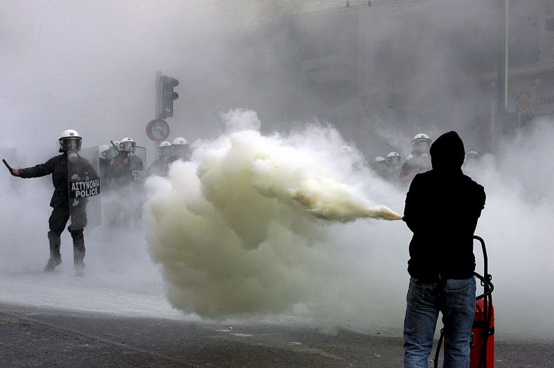 INCENDIO EN UN EDIFICIO DURANTE LOS DISTURBIOS ENTRE JÓVENES Y LA POLICÍA EN ATENAS