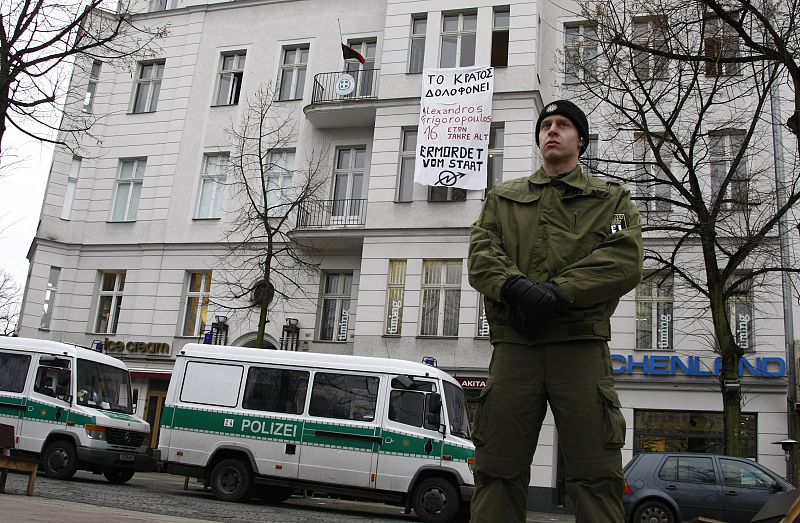 Ocupan el consulado griego en Berlín en protesta por la muerte de un joven