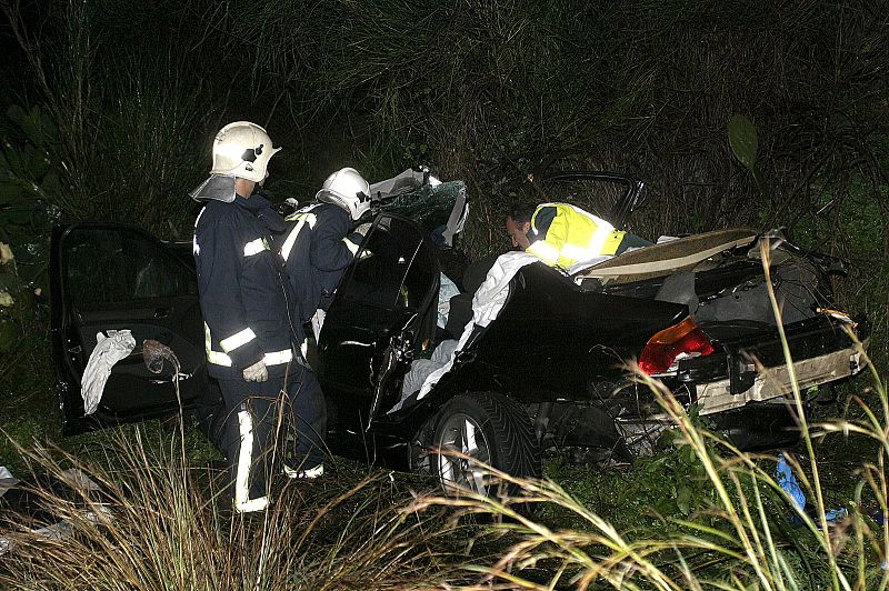 Tres personas han fallecido en un accidente de tráfico registrado esta tarde en la carretera N-323, a la altura del término municipal de Vélez de Benaudalla, en Granada.