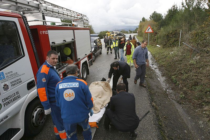 Miembros de los servicios sanitarios retiran de la carretera de Covelo el cadáver de P.G.V., fallecida en accidente de tráfico.