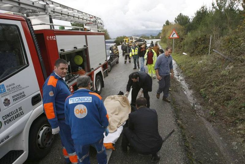 Miembros de los servicios sanitarios retiran de la carretera de Covelo el cadáver de P.G.V., fallecida en accidente de tráfico. 