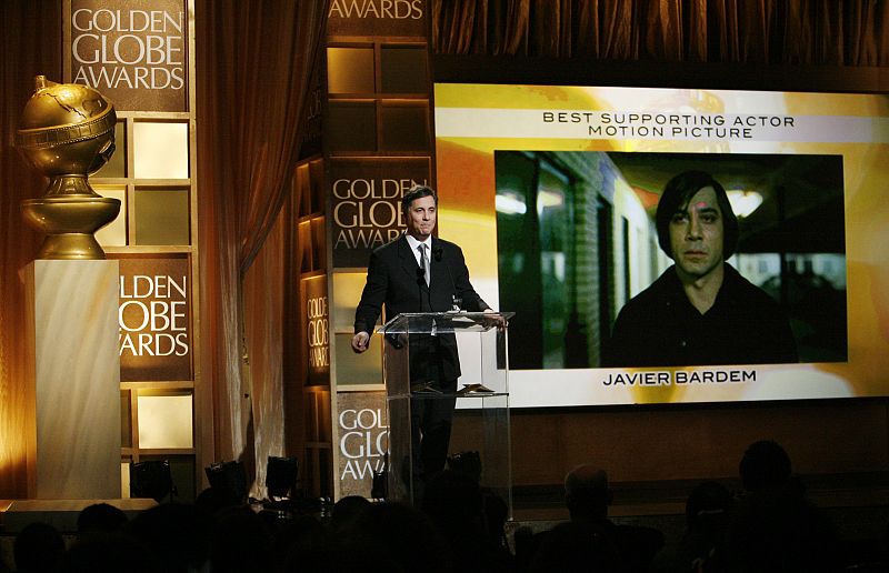 Javier Bardem recibe el Globo de Oro al mejor actor de reparto por la película 'No es país para viejos'