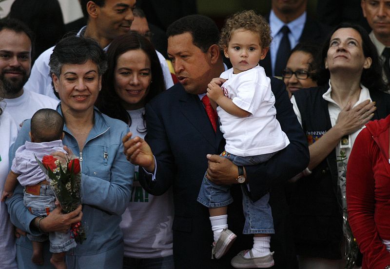 Consuelo González y Clara Rojas son recibidas por el Presidente de Venezuela Hugo Chávez