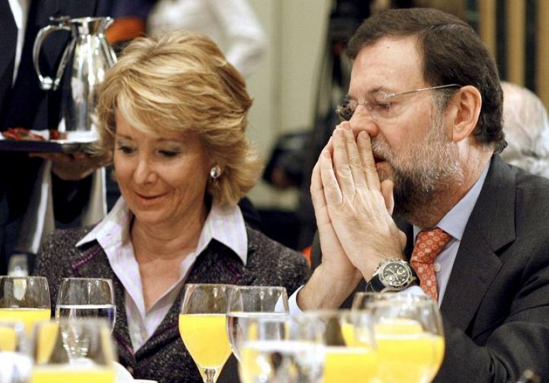 Rajoy le enseña la puerta a Aguirre