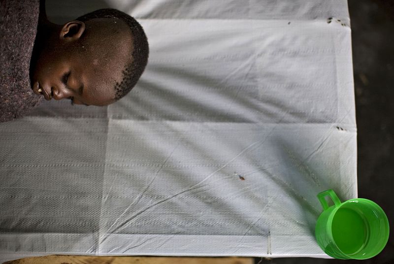 Un niño sufriendo por el cólera yace en una cama en el centro Don Bosco en Goma, al este del Congo