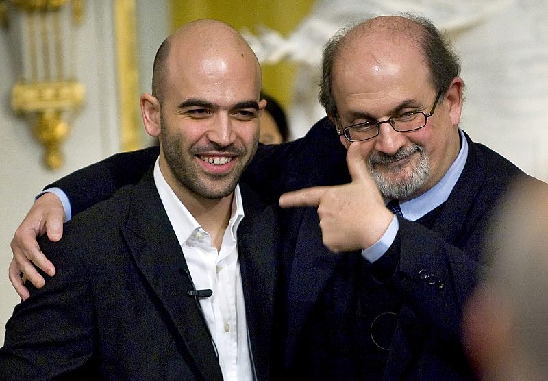 Roberto Saviano junto al británico Salman Rushdie en una conferencia que ofrecieron de manera conjunta en Estocolmo