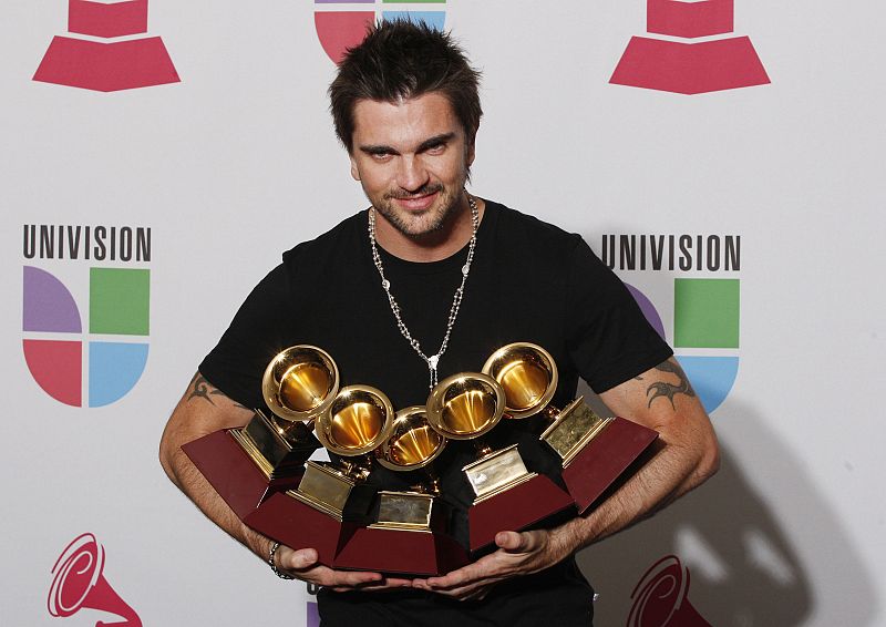El cantante colombiano Juanes posa con los cinco Grammy Latinos en Houston