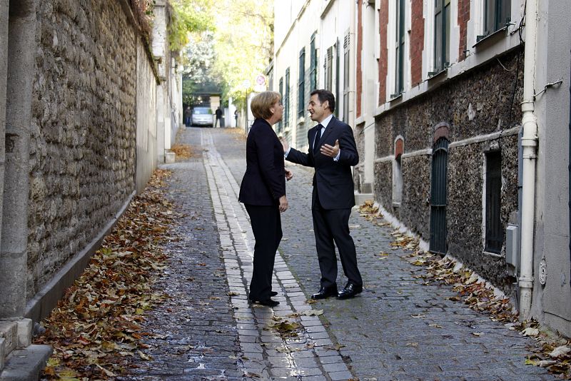 Sarkozy y Merkel conversan de manera informal antes de almorzar en la casa de la Primera Dama de Francia, Carla Bruni-Sarkozy