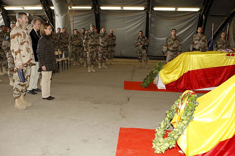 Chacón en Herat, ante los féretros de los militares muertos en el atentado suicida en Afganistán