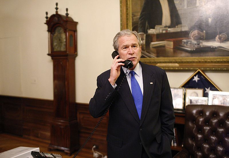 El Presidente Bush habla con el presidente electo, el Senador Obama, desde la Casa Blanca para felicitarle por su victoria