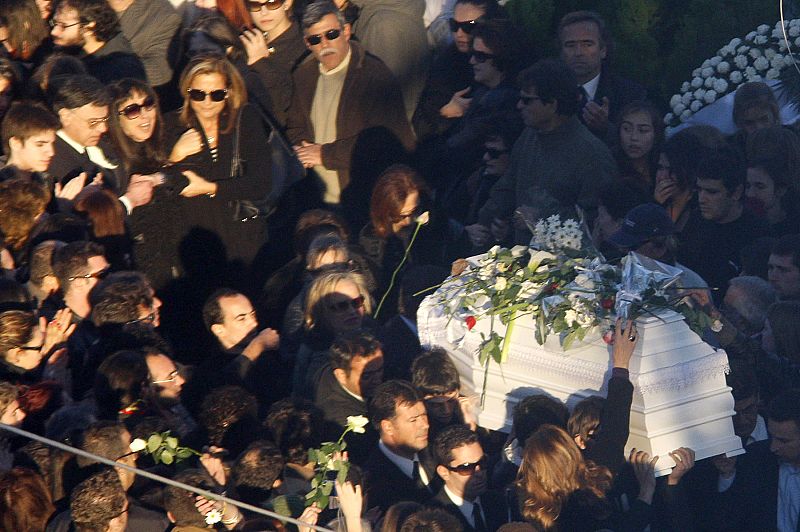 Mourners carry the coffin of Alexandros Grigoropoulos, 15, during his funeral in Athens