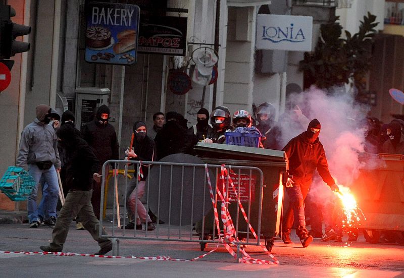 Jóvenes manifestantes se enfrentan hoy, 9 de diciembre de 2008, ante miembros de la policía antidisturbios griega en Patras (Norte del Peloponeso) en el sur de Grecia.