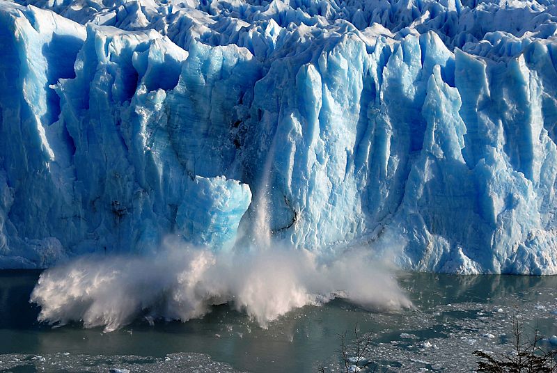 Desmoronamiento de hielo en el glaciar Perito Moreno