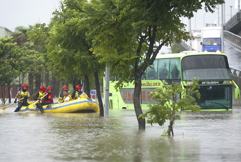 Calles de la ciudad de Taichung, en Taiwan, tras el paso del tifón Kalmaegi