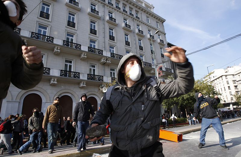 Varios manifestantes tiran piedras a la policía en Atenas