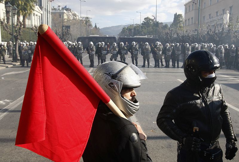 Los manifestantes en Grecia llevan cascos de moto