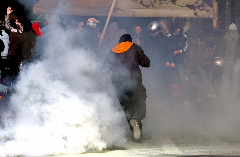 Los agentes han respondido con gases lacrimógenos