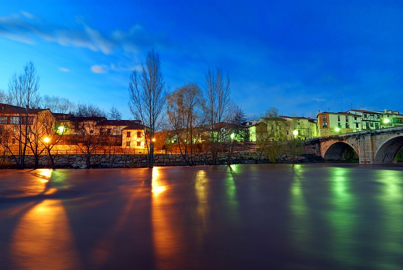 El río Arlanza a su paso por Covarrubias, Burgos