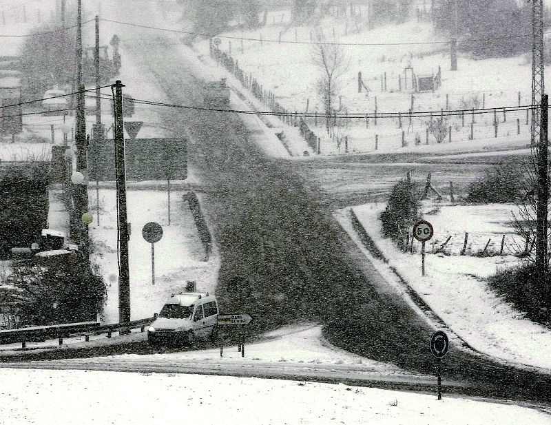 Un vehículo circula por las proximidades de la localidad de Matamorosa, en medio de una de las intensas nevadas que están cayendo en las zonas interiores de la cornisa cantábrica.