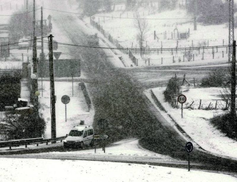 Un vehículo circula por las proximidades de la localidad de Matamorosa, en medio de una de las intensas nevadas que están cayendo en las zonas interiores de la cornisa cantábrica.