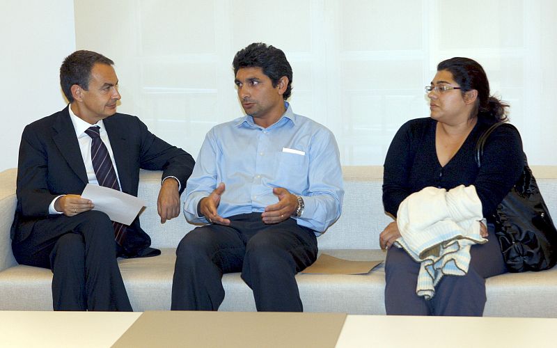 José Luis Rodríguez Zapatero conversa con Juan José Cortés e Irene Suárez, los padres de Mari Luz Cortés