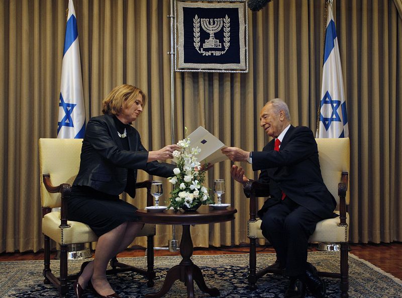 Tzipi Livni recibe de manos del Presidente de Israel, Simon Peres, el documento oficial en el que pide a Livni que forme un nuevo gobierno